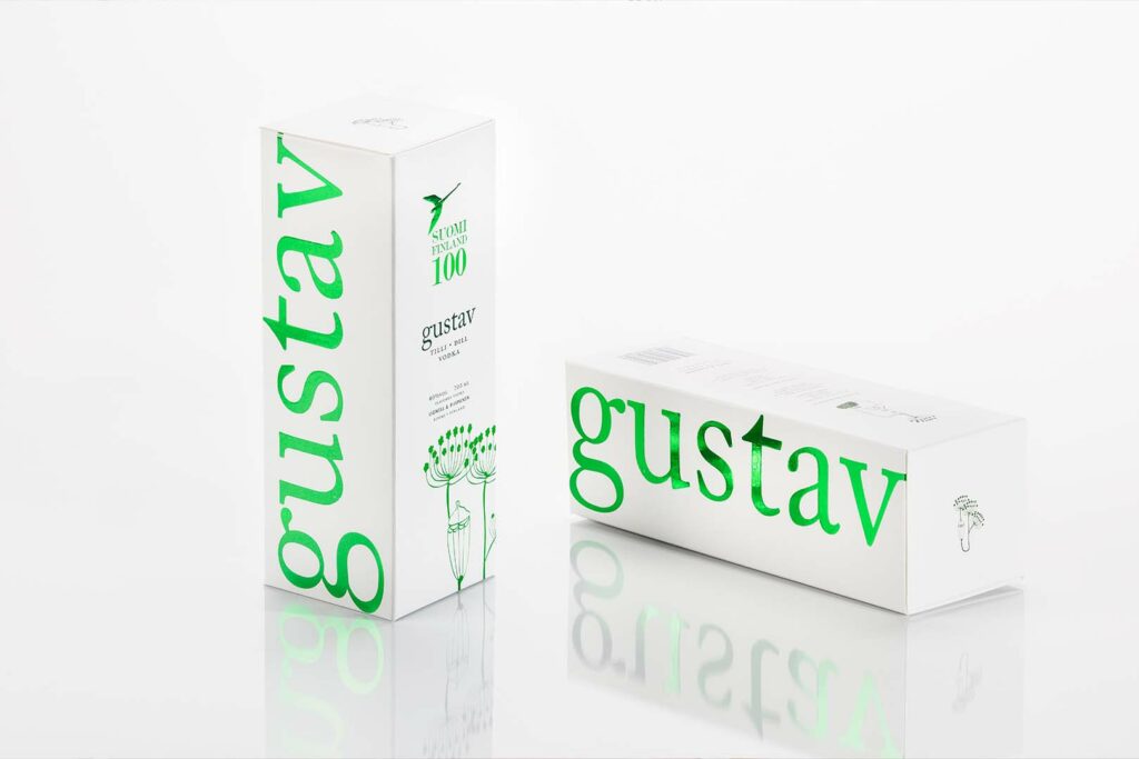 Kaksi Gustav-merkkistä valkoista tuotelaatikkoa vihreällä teksitllä. Toinen pystyssä ja toinen makaa.