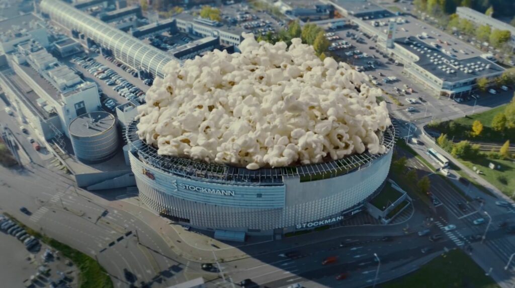 Pintuperspektiivi kauppakeskus Itiksestä, joka katolla suuri keko jättipopcornia.