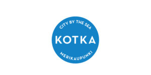 Kotkan merikaupungin sininen logo valkoisella alustalla.
