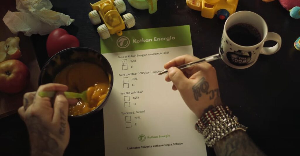Tatuoidut kädet täyttävät Kotkan Energian lomaketta, jossa kysellään Toivo kaukolämmöstä.