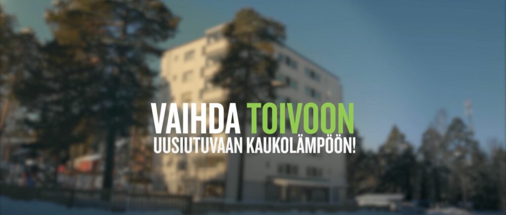 Toivo kaukolämpöön liittyvä slogan, taustalla sumennettu kerrostalo.