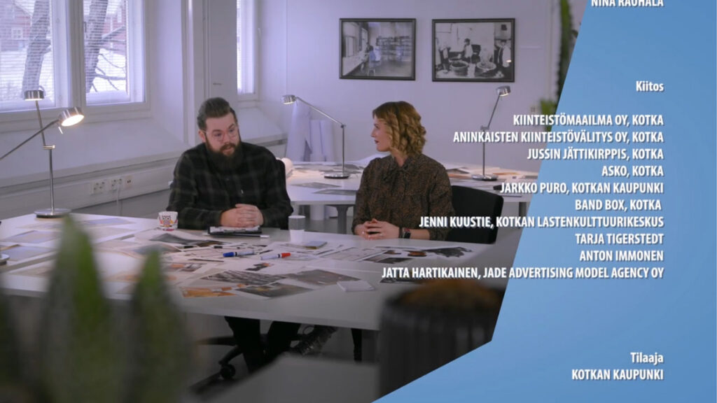 Mies ja nainen istuvat pöydän ääressä, jolle on levitetty kuvia. Kuvassa myös Tuunaa sun etätyöpiste -ohjelman lopputekstit.