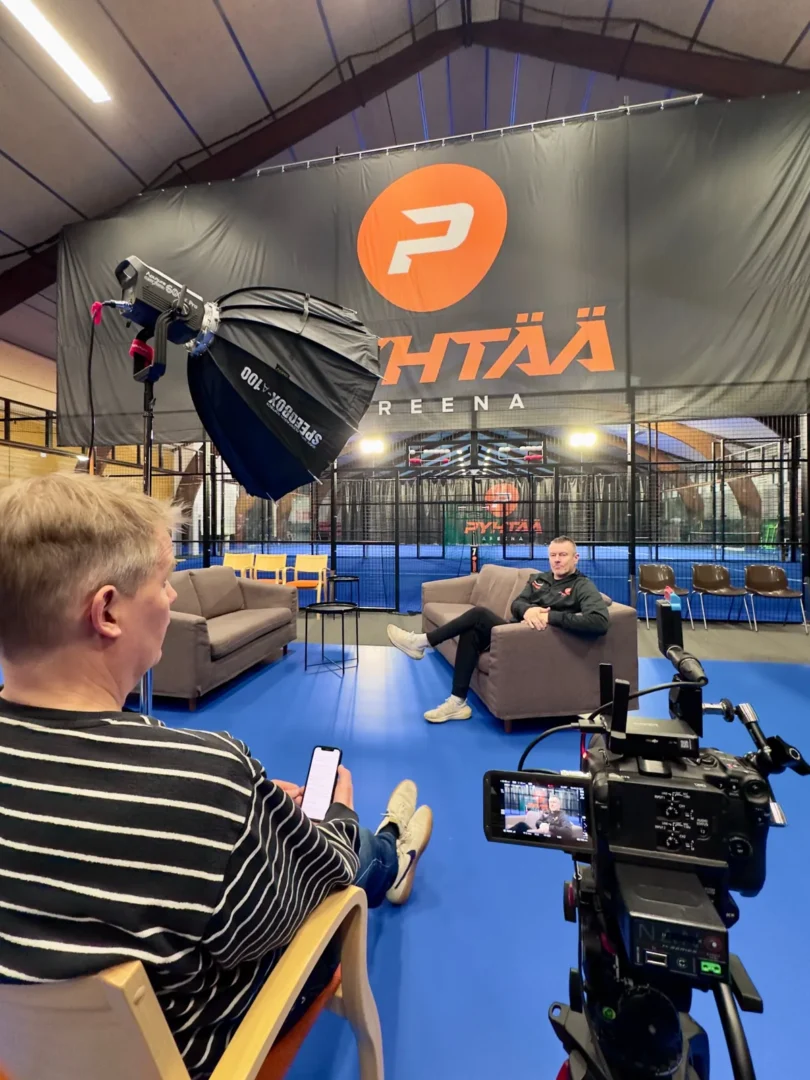 Pyhtää Lite Bättre -somevideokampanjan haastattelukuvaus Pyhtää Areenan padel-hallissa.
